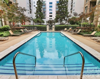718 W Trade Street - Photo Thumbnail 2