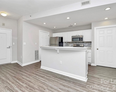 718 W Trade Street - Photo Thumbnail 14