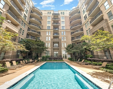 718 W Trade Street - Photo Thumbnail 1
