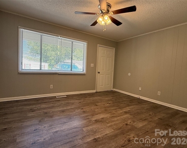 155 W College Street - Photo Thumbnail 3