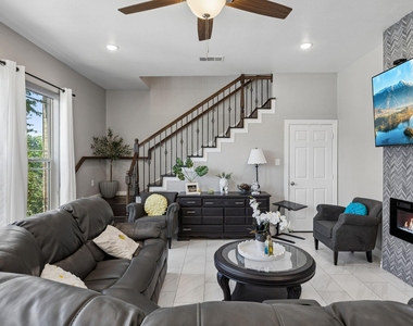 431 W Pioneer Drive - Photo Thumbnail 3