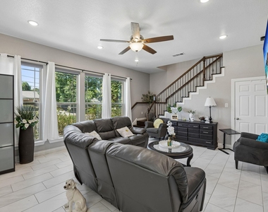 431 W Pioneer Drive - Photo Thumbnail 5