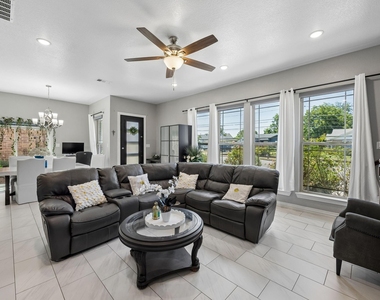 431 W Pioneer Drive - Photo Thumbnail 4