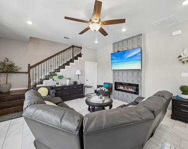 431 W Pioneer Drive - Photo Thumbnail 2