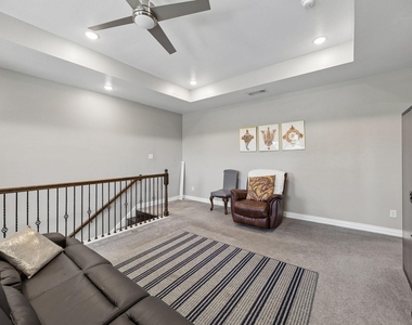 431 W Pioneer Drive - Photo Thumbnail 18