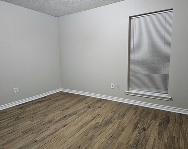 309 Christie Court - Photo Thumbnail 8