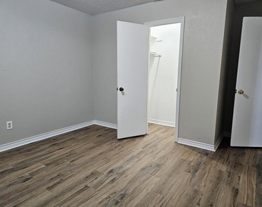 309 Christie Court - Photo Thumbnail 11
