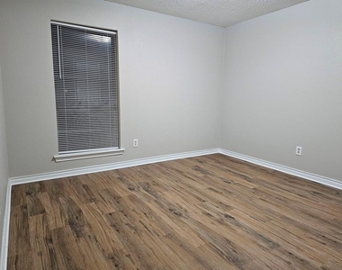 309 Christie Court - Photo Thumbnail 10