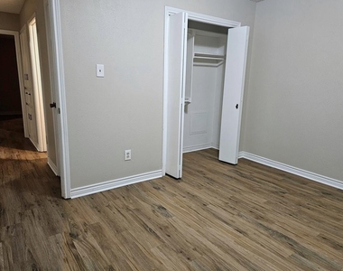 309 Christie Court - Photo Thumbnail 9