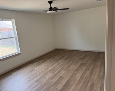 402 N Nolan River Road - Photo Thumbnail 11
