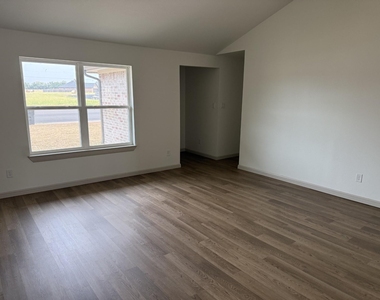 402 N Nolan River Road - Photo Thumbnail 2