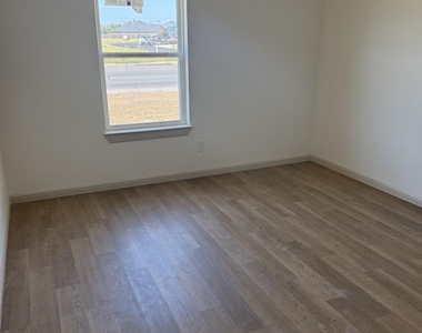 402 N Nolan River Road - Photo Thumbnail 8