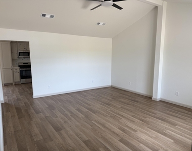 402 N Nolan River Road - Photo Thumbnail 9