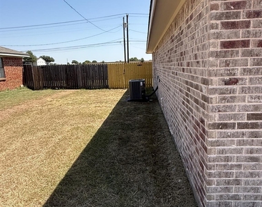 402 N Nolan River Road - Photo Thumbnail 17