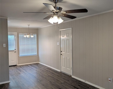 245 Rancho Drive - Photo Thumbnail 2