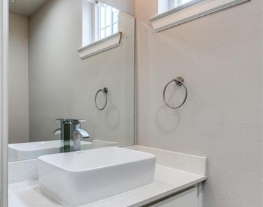 2016 N Fitzhugh Avenue - Photo Thumbnail 9