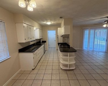 2323 Springhill Drive - Photo Thumbnail 4