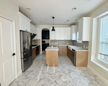 8339 Davis Drive - Photo Thumbnail 7