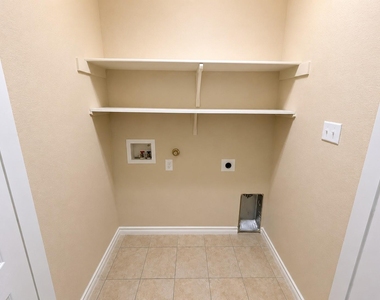 1426 Ravenwood Drive - Photo Thumbnail 7