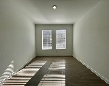 443 Ridge Drive - Photo Thumbnail 8