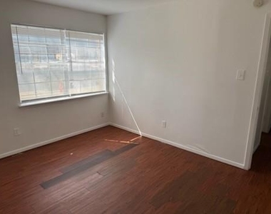 305 Lampe Street - Photo Thumbnail 9