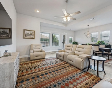 1511 Brandenburg Street - Photo Thumbnail 6