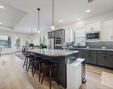 1511 Brandenburg Street - Photo Thumbnail 9