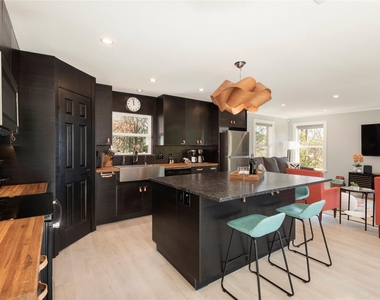 251 Queens Drive - Photo Thumbnail 19