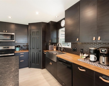 251 Queens Drive - Photo Thumbnail 16