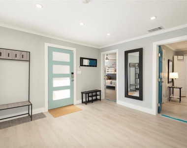 251 Queens Drive - Photo Thumbnail 6