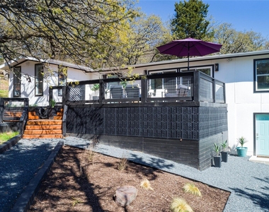 251 Queens Drive - Photo Thumbnail 5