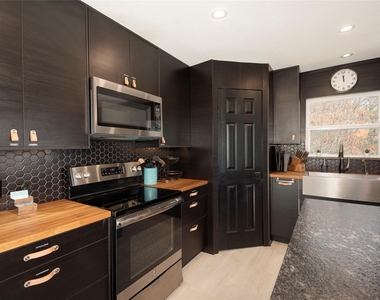 251 Queens Drive - Photo Thumbnail 18