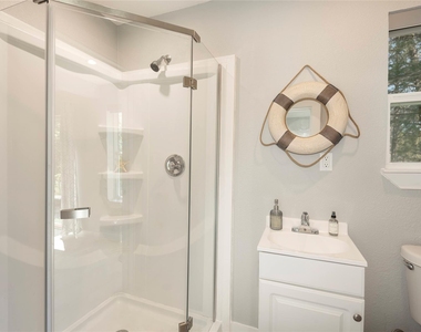 251 Queens Drive - Photo Thumbnail 14