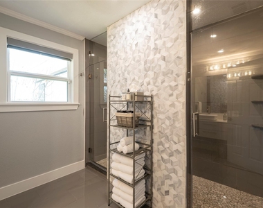 251 Queens Drive - Photo Thumbnail 22