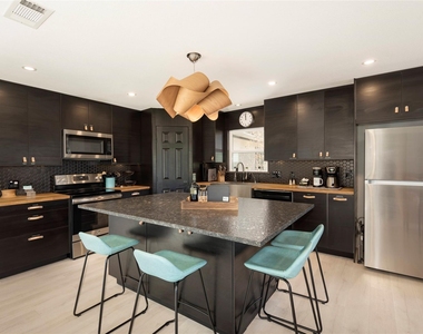 251 Queens Drive - Photo Thumbnail 17