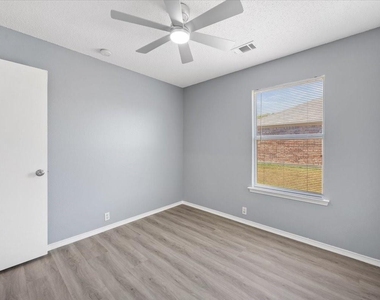 1506 Waters Edge Drive - Photo Thumbnail 6