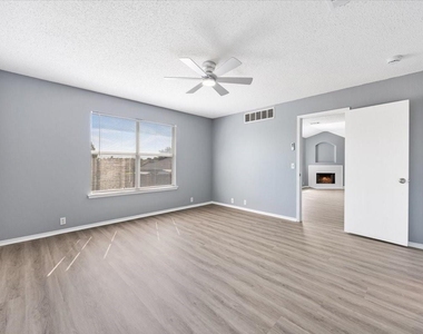 1506 Waters Edge Drive - Photo Thumbnail 11
