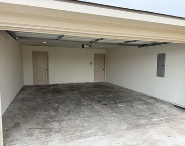 402 N Nolan River Road - Photo Thumbnail 14