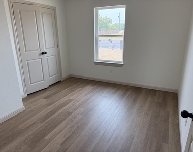 402 N Nolan River Road - Photo Thumbnail 10