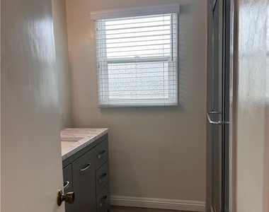 521 N Vermont - Photo Thumbnail 9