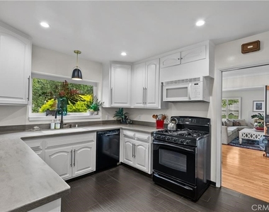 18240 Rayen Street - Photo Thumbnail 6