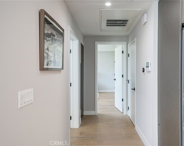 1148 N Detroit Street - Photo Thumbnail 12
