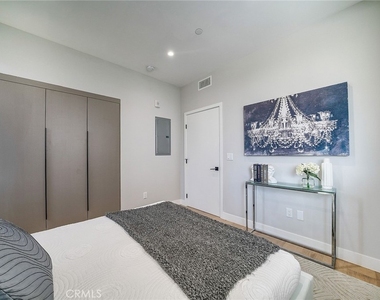 1148 N Detroit Street - Photo Thumbnail 14