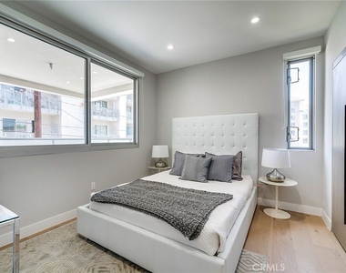 1148 N Detroit Street - Photo Thumbnail 13