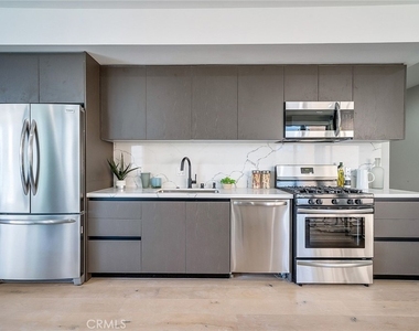 1148 N Detroit Street - Photo Thumbnail 9