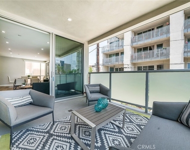 1148 N Detroit Street - Photo Thumbnail 6