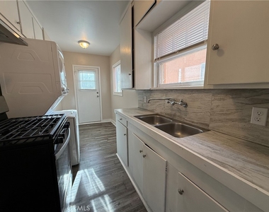 1032 W 15th Street - Photo Thumbnail 3