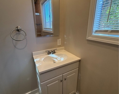 1032 W 15th Street - Photo Thumbnail 7