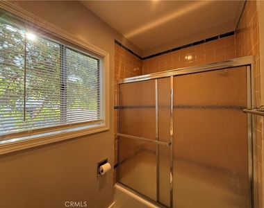 1032 W 15th Street - Photo Thumbnail 8
