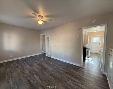 1032 W 15th Street - Photo Thumbnail 2